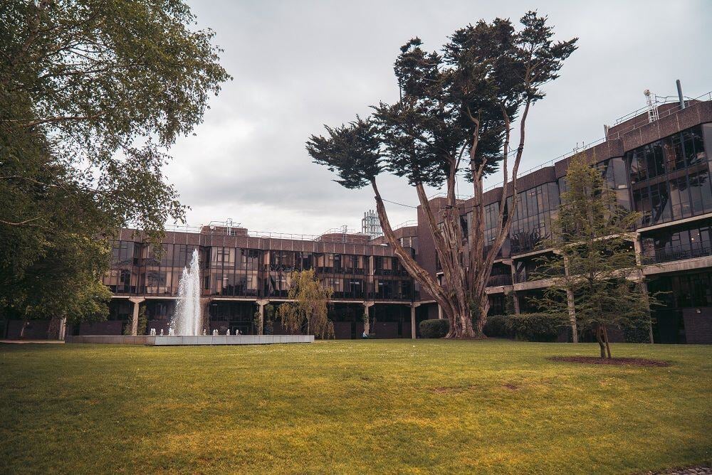 Gebäude der University of Limerick in Irland von außen mit einem Brunnen davor