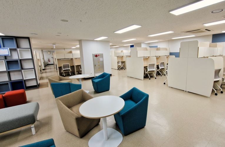 Aufenthaltsraum im Studierendenwohnheim beim Auslandssemester in Südkorea mit AIFS