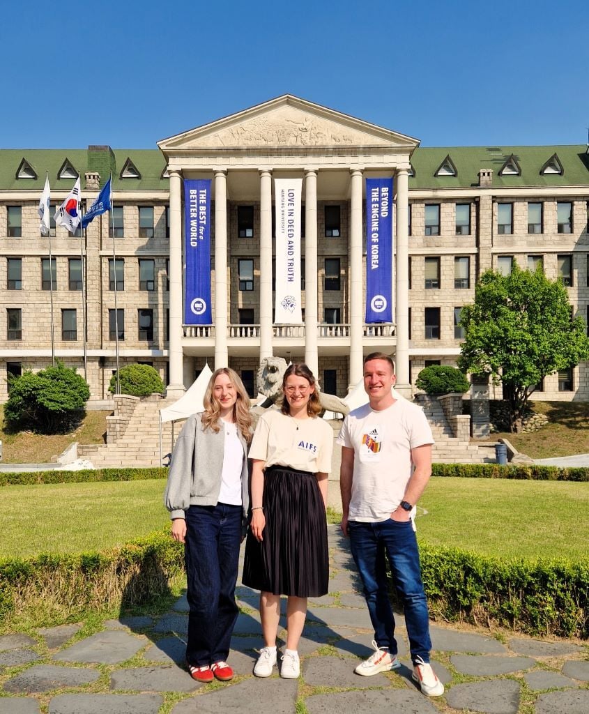 Personen an der Hanyang University in Südkorea vor dem Hauptgebäude