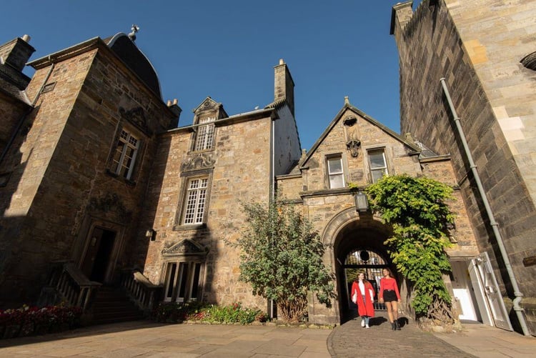 Zwei Studierende besuchen im Rahmen ihres Auslandssemesters mit AIFS eine Universität in Schottland