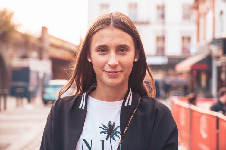 Eine Teilnehmerin der AIFS Summer Schools im Ausland steht in einer Stadt