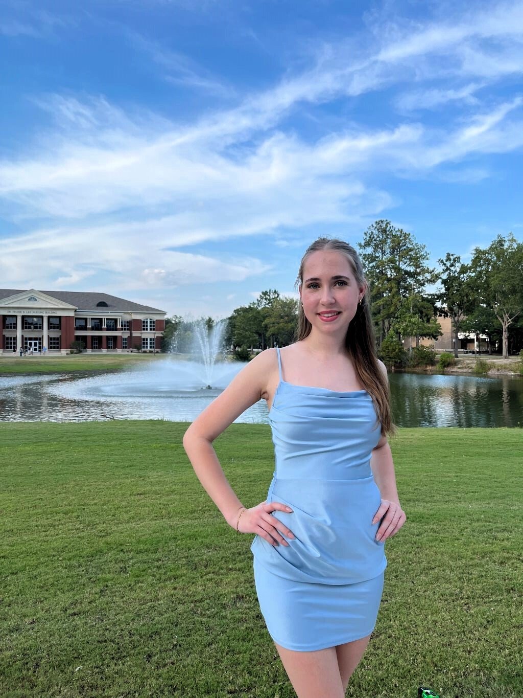 Eine AIFS-Austauschschülerin steht während ihres Auslandsjahrs in den USA am Abends des Homecoming-Balls vor einem Brunnen