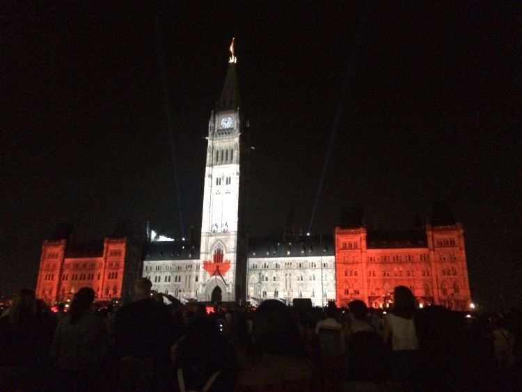 Das beleuchtete Parlamentsgebäude in den Farben der Flagge in Ottawa.