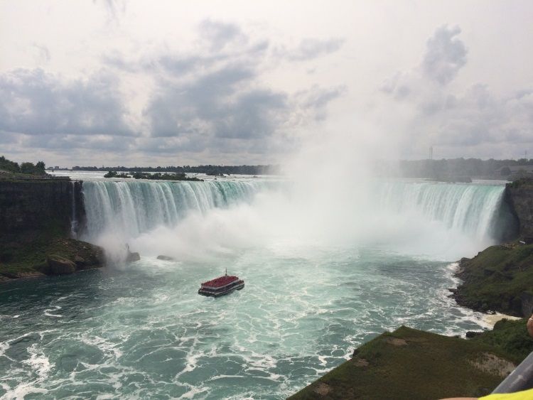 Die Niagarafälle im Sommer.