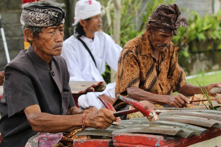 Balinesische Männer machen Musik