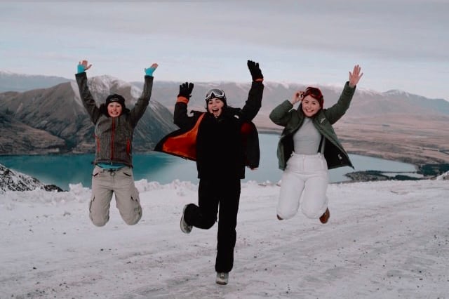 Lena mit Freundinnen im verschneiten Skigebiet um Lake Ohau