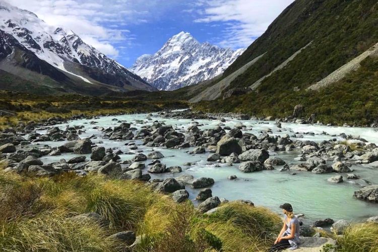 Carolin genießt den Blick auf Mount Cook