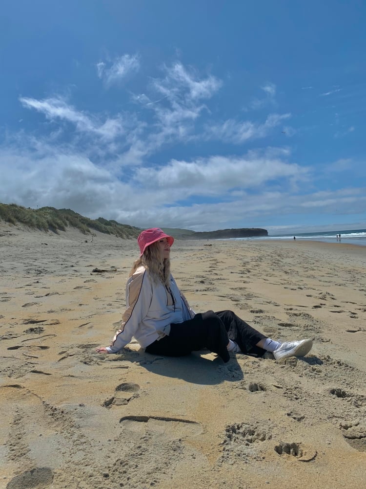 Lena genießt Dunedins wunderschöne Strände