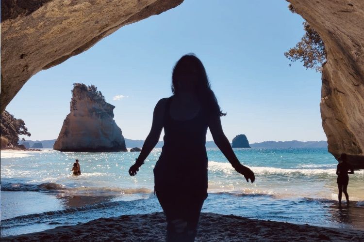 Elisa an der Cathedral Cove