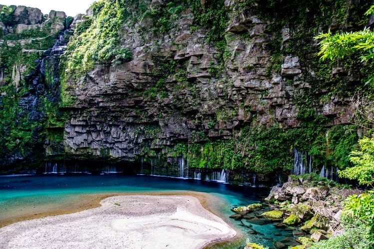 Felswände und Wasserfälle in Japan