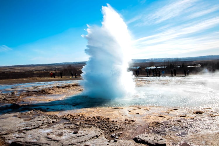 Der Geysir Strokkur schießt eine Wasserfontäne in die Luft