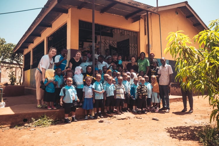 Marlen mit einer tansanischen Grundschulklasse