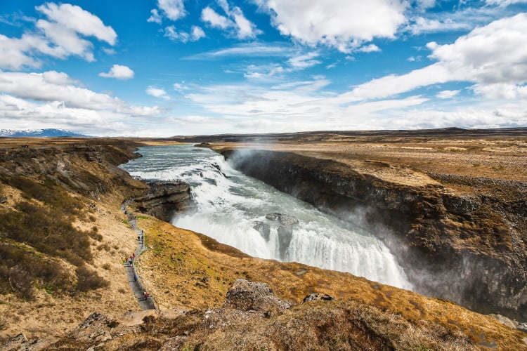 Der mächtige Gulfoss Wasserfall stürzt in die Tiefe