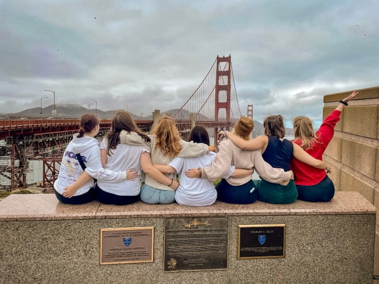 Julia mit ihren Au Pair Freundinnen vor der Golden Gate Bridge