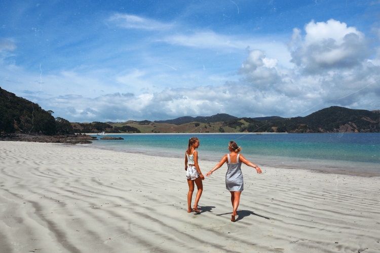 Lena an ihrem Lieblingsstrand in Northland