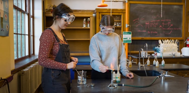 Schülerinnen im Chemieunterricht
