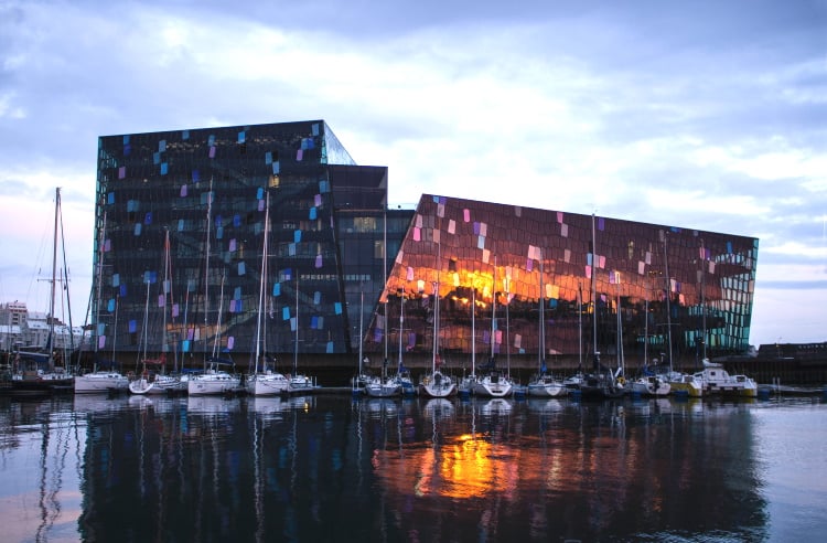 Das Konzerthaus Harpa am Hafen von Reykjavík