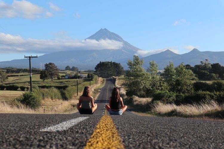 Sina und Lilly mit Blick auf den Mount Taranaki