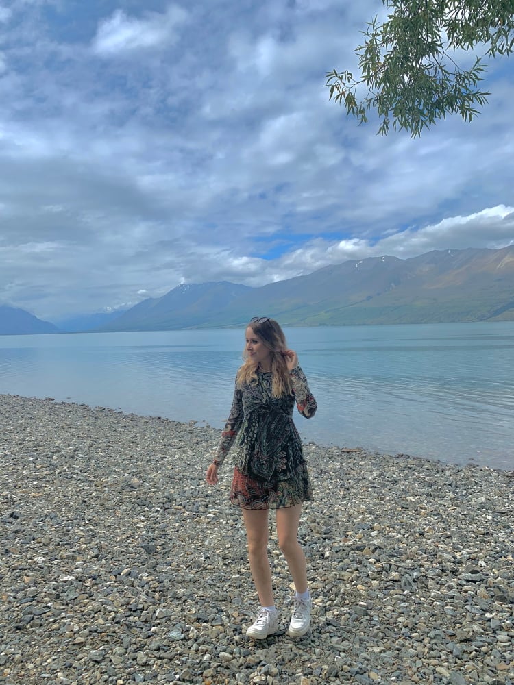 Lena an einem ruhigen See in Neuseeland