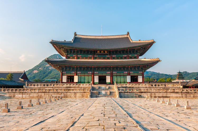 Panoramablick auf den Gyeongbokgung Palast in Südkorea