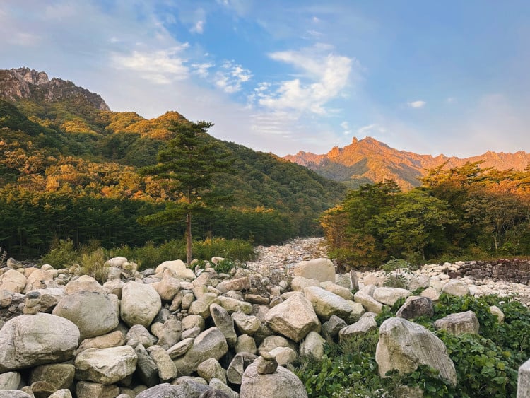 Bild vom Seoraksan Nationalpark in Südkorea mit Panoramablick auf Berge und Felsen sowie bunten Wäldern und Wanderwegen