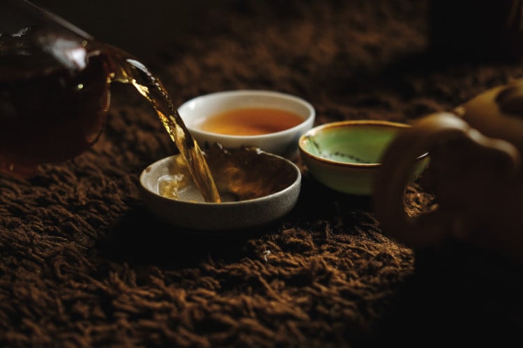 Bild einer traditionellen südkoreanischen Teezeremonie, auf dem Tee eingegossen wird in eine kleine Tasse