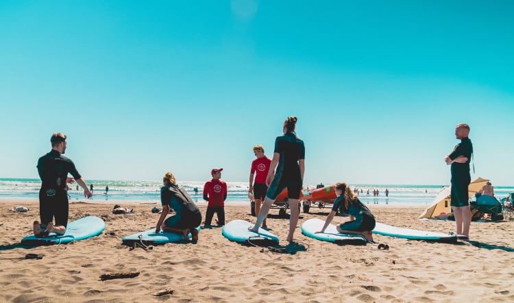 Ein Surfcamp ist eine gute Möglichkeit, um schnell mit anderen in Kontakt zu kommen.