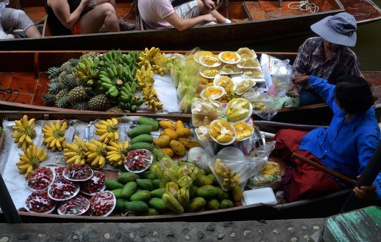 Obst wird von einem Boot aus verkauft, Thailand