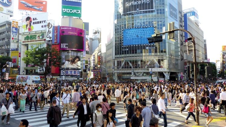 Blick auf eine Kreuzung in Tokio