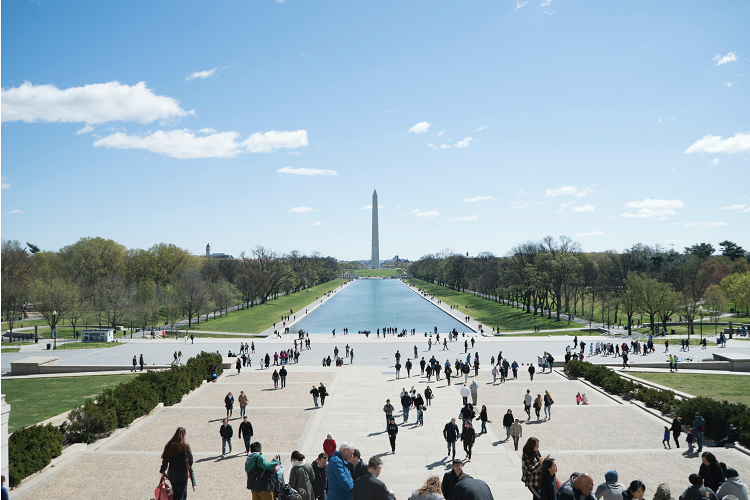 Washington Monument ragt in den Himmel