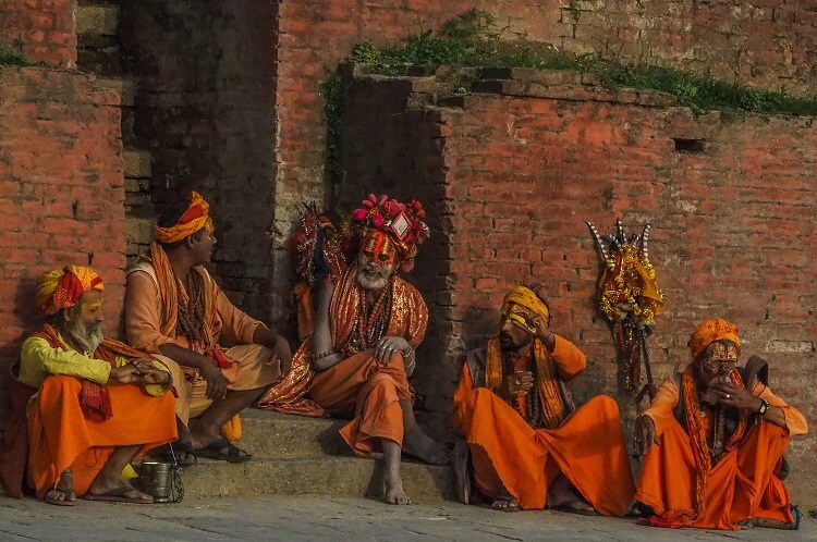 Orange gekleidete Männer in Nepal