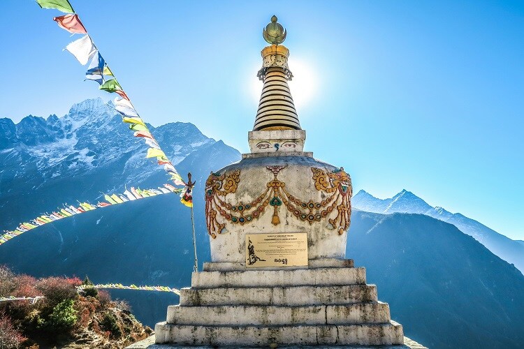 Ein Stupa in den Bergen Nepals