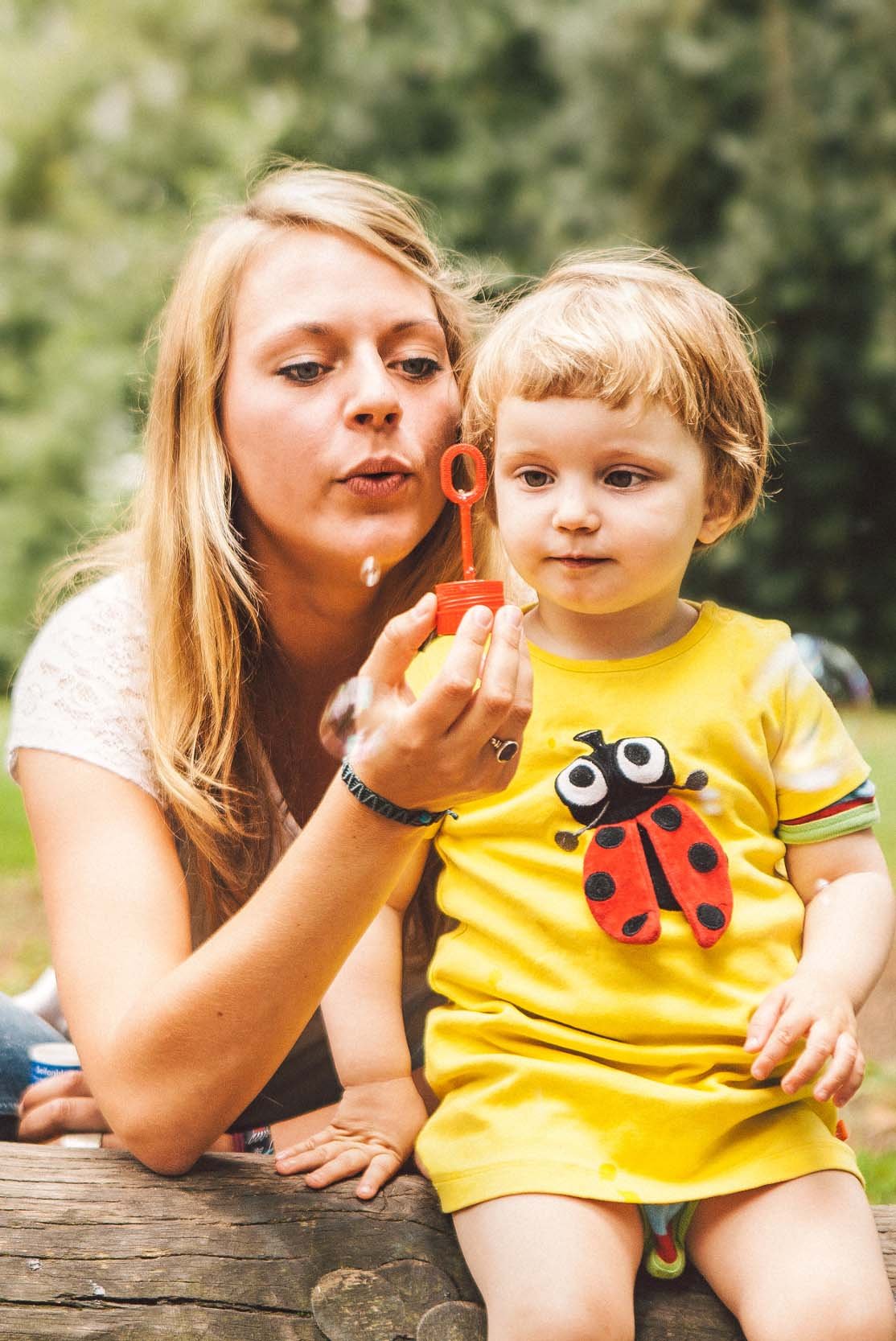 AIFS Au Pair Australien: Person spielt mit Kind mit Seifenblasen – Entdecke als Au Pair Australien