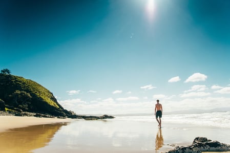 AIFS Australien: Eine Person geht am Strand entlang – Erlebe die Schönheit des Meeres mit AIFS Educational Travel.