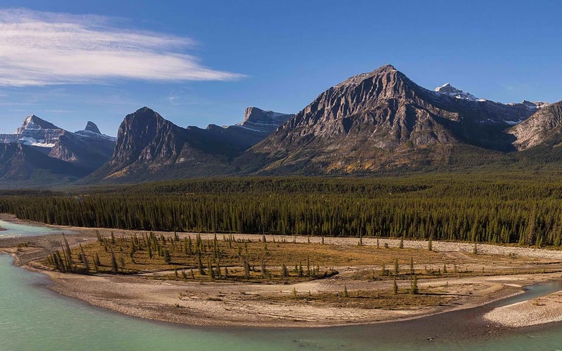 Abenteuer am Athabasca River: AIFS Kanada Adventure Trips bieten ein beeindruckendes Panorama aus Bergen und Naturerlebnissen.