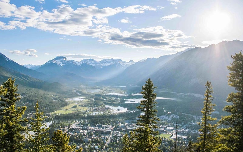 Panorama der Banff-Berge bei den AIFS Kanada Adventure Trips: Naturwunder in atemberaubender Kulisse.