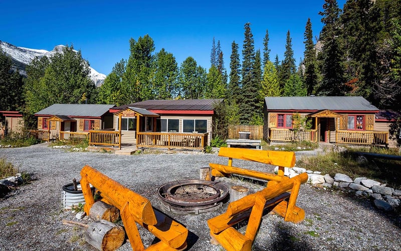 Entspannung in der Natur: Rampart Creek Cabins mit AIFS Kanada Adventure Trips erleben – eine Oase inmitten der Wildnis.