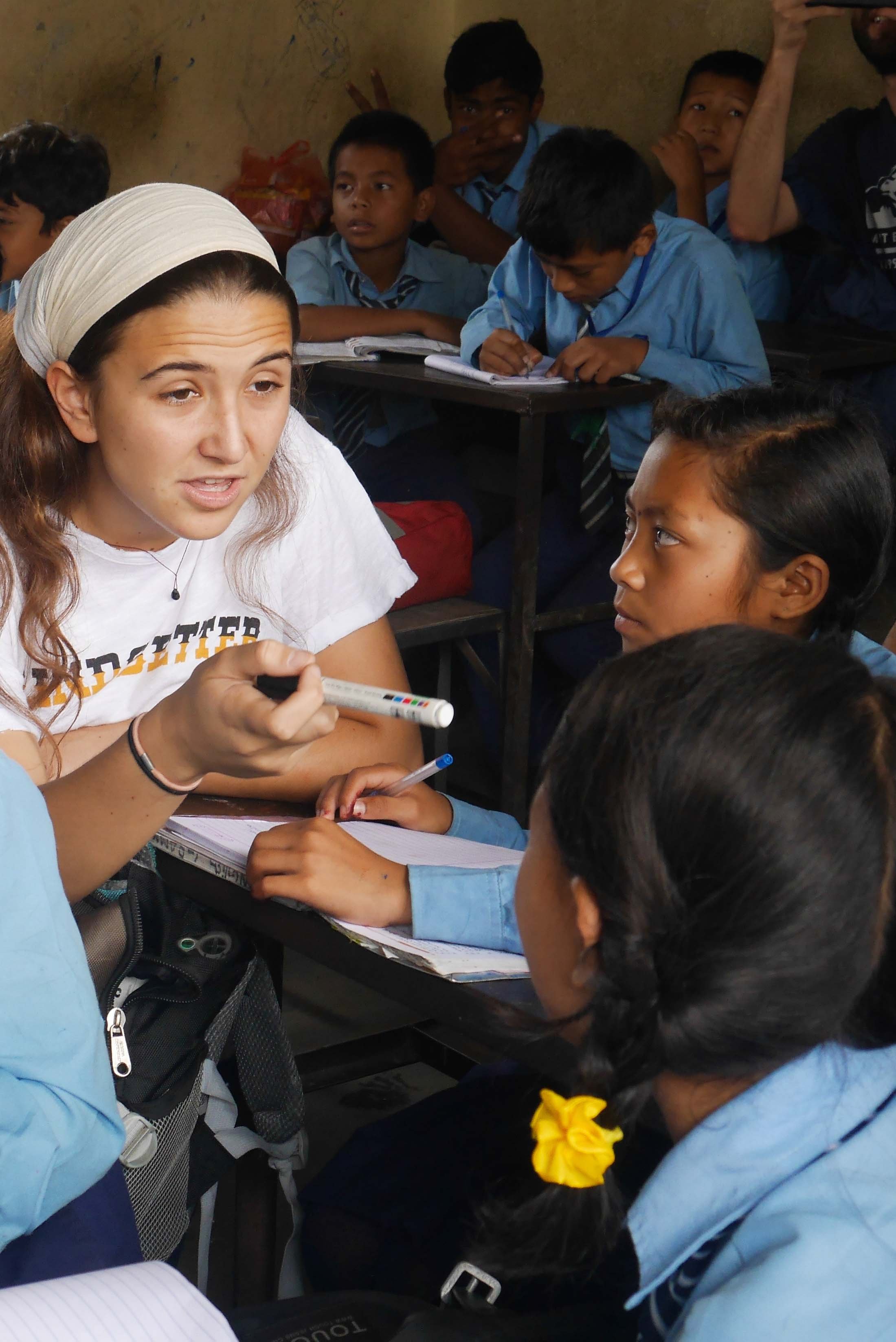 aifs-nepal-kathmandu-freiwilligenarbeit-teaching-personen-klassenraum-program-carousel-668x1000