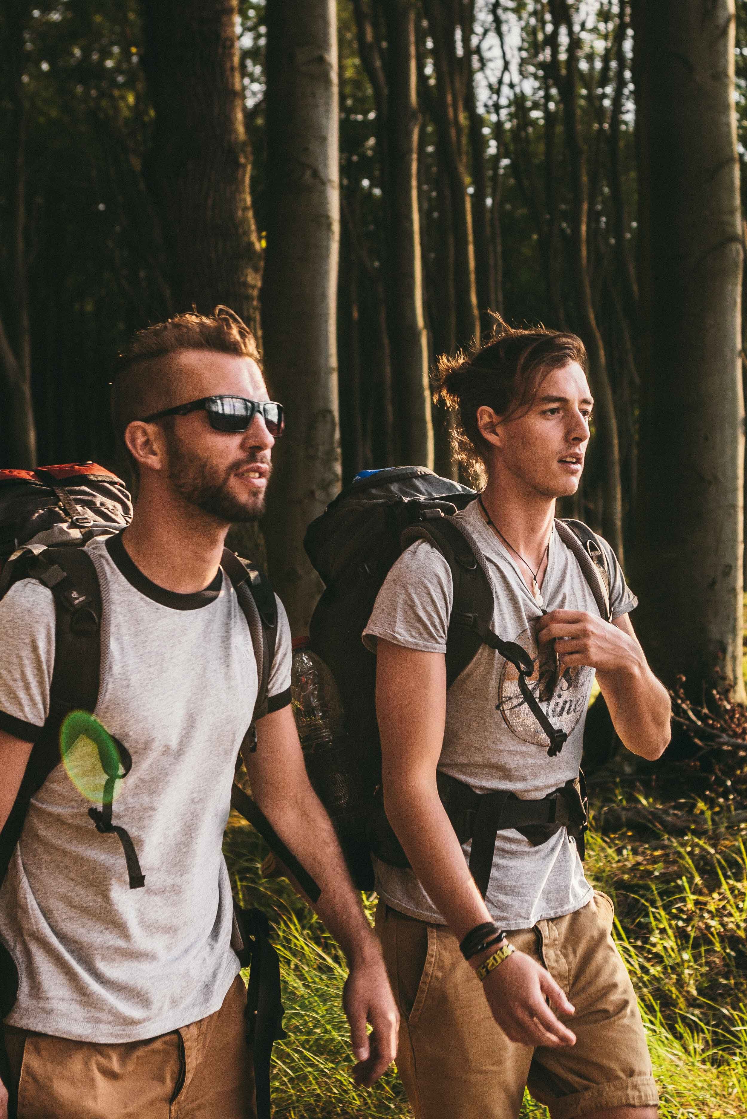 AIFS Work and Travel Neuseeland: Personen mit Rucksack im Wald– Starte dein Abenteuer mit AIFS für einzigartige Erfahrungen.