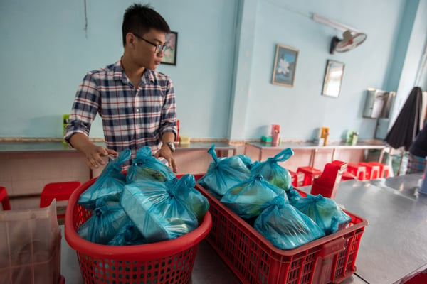 aifs-freiwilligenprojekt-food-shop-vietnam-essensausgabe-person