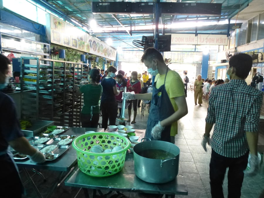 aifs-freiwilligenprojekt-food-shop-vietnam-essensausgabe-personen