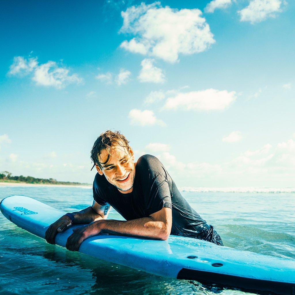 aifs-surfcamp-person-surfer-surfbrett-meer-quadratisch-1024x1024-1