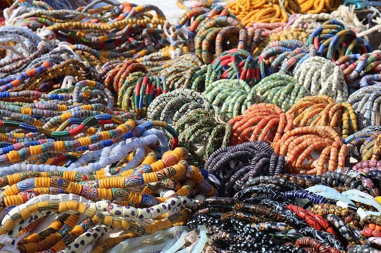 Perlenketten auf einem Schmuckmarkt
