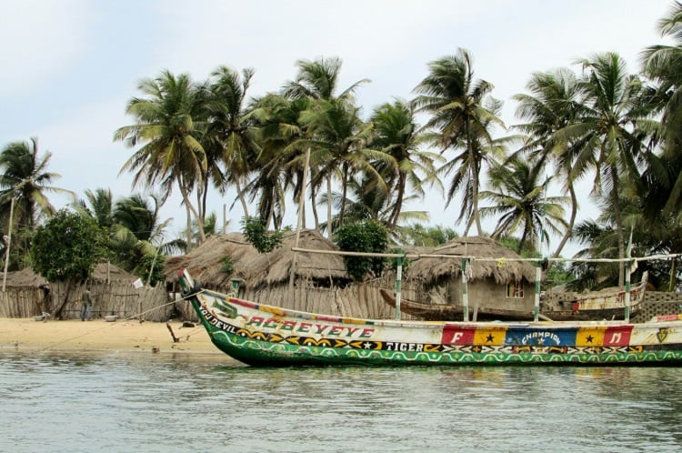Ein buntes Boot vor der Küste Ghanas