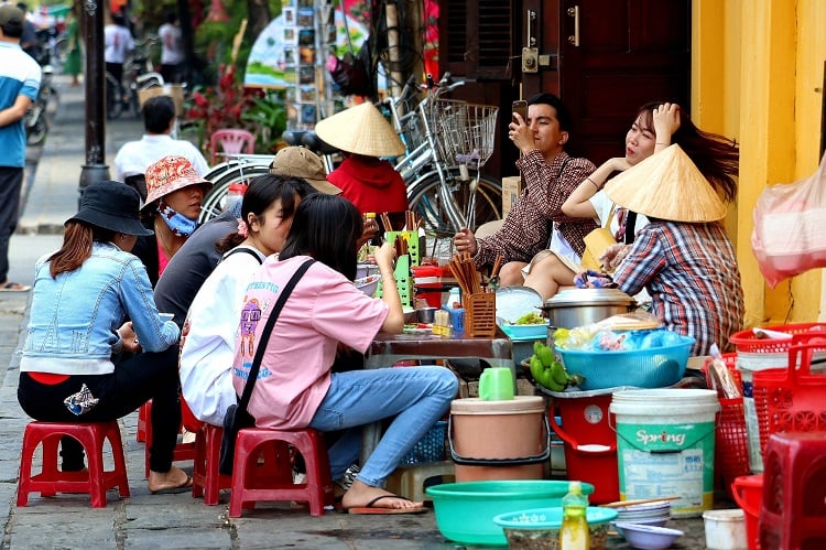 Menschen vor einem Restaurant in Vietnam