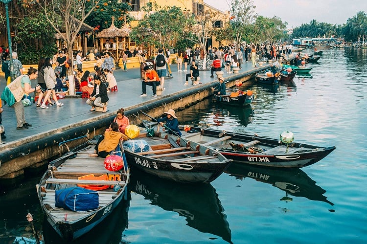 Boote am Ufer des Thu Bon in Hoi An, Vietnam