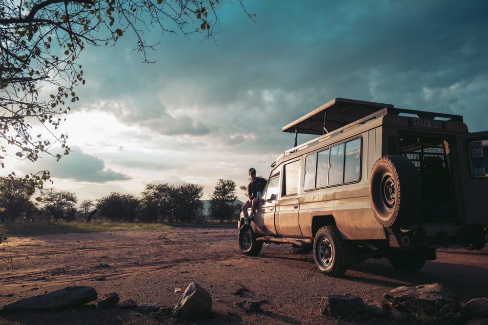 aifs-adventure-trip-tansania-big-5-wildlife-camping-safari-person-auto-jeep