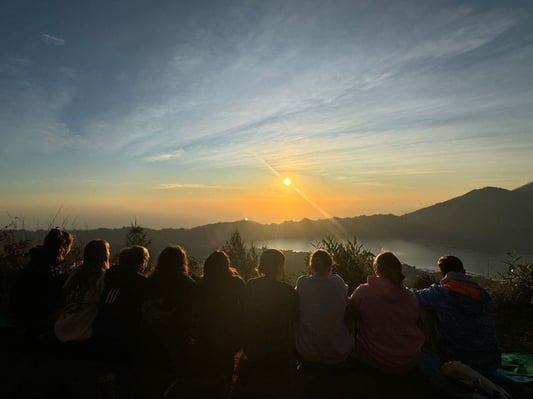 aifs-adventure-trips-bali-ugc-irinip-gruppe-sonnenuntergang