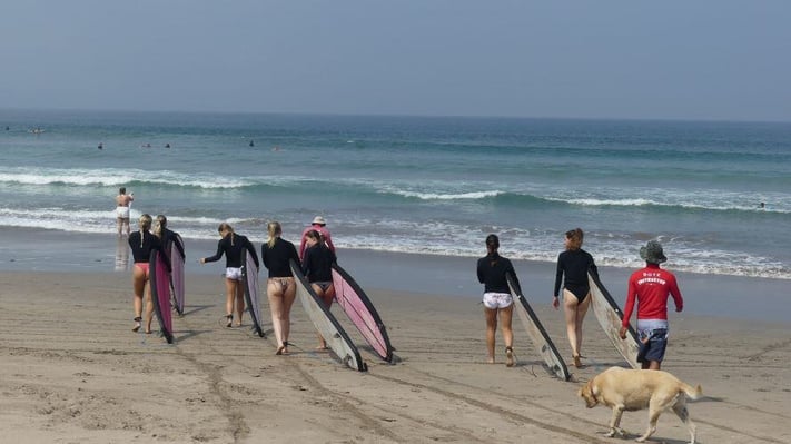 aifs-adventure-trips-bali-ugc-irinip-personen-strand-surfen