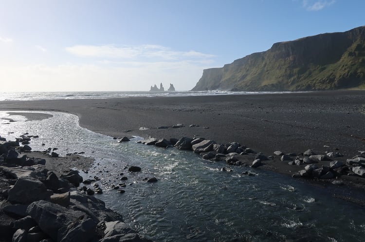 Schwarzer Sandstrand in Island beim AIFS Adventure Trip